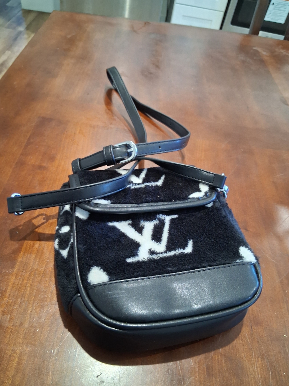 Beautiful Crossybody - Picture 9 of 10